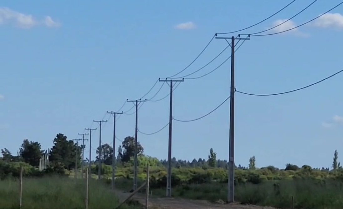 Postación eléctrica lista en el camino de servidumbre